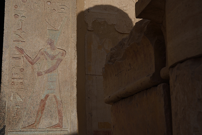 53 MAK_6043.jpg - La figura a sinistra probabilmente rappresenta la regina-faraone stessa.